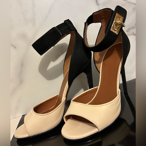 Givenchy Classic - Picture 1 of 8